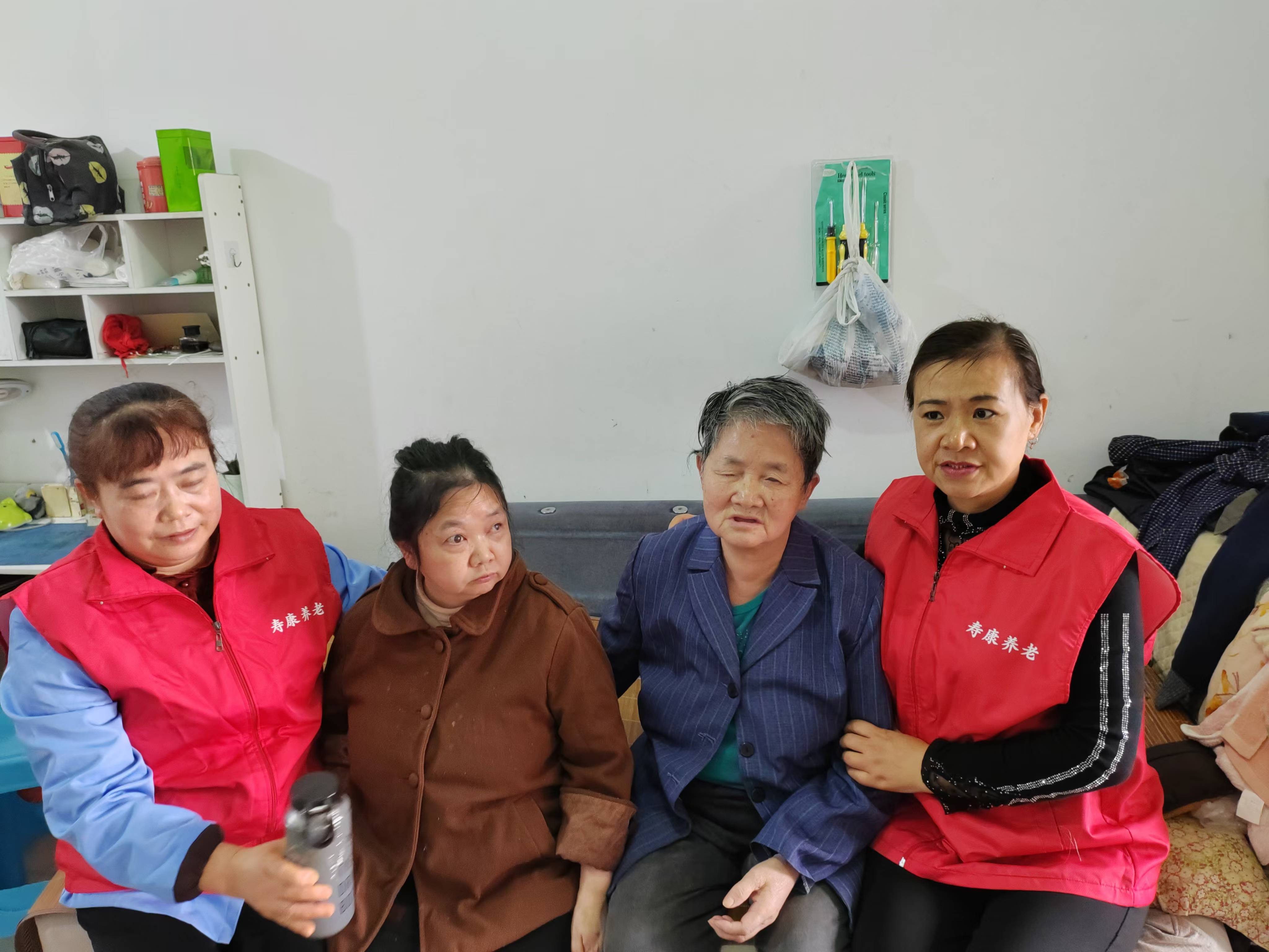 关爱失明老人，传递温暖力量